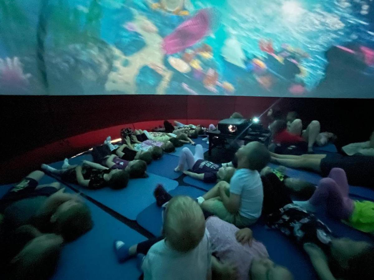 V pondělí 16.6.2025 proběhlo pro děti v sokolovně sférické kino. Děti sledovaly pohádku Barney a Beenie – velké podmořské dobrodružství.