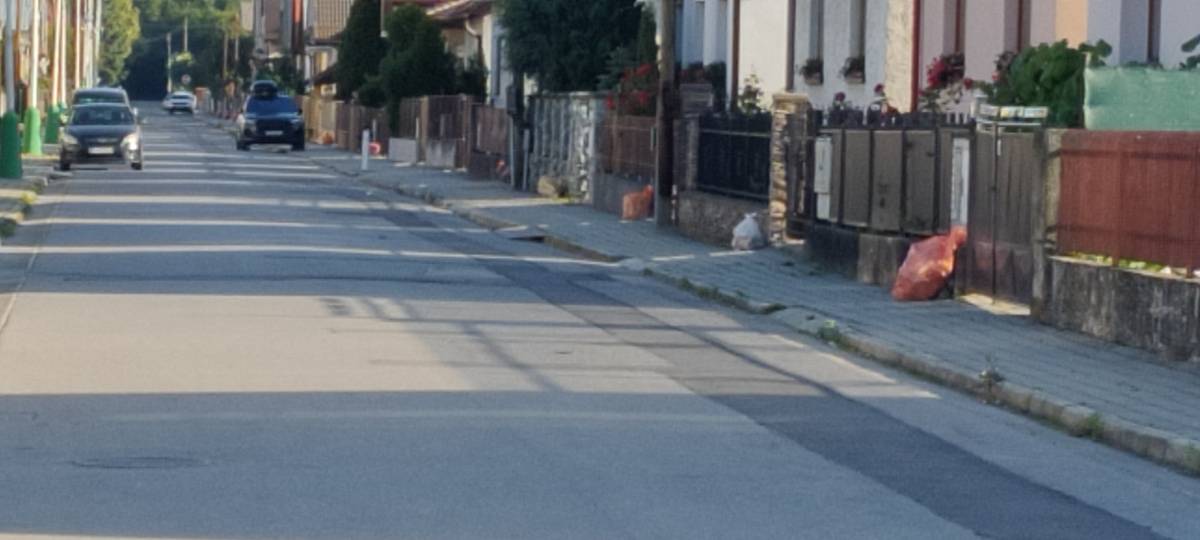 Táto každodenná činnosť je súčasťou dlhodobo nastaveného systému triedeného zberu v meste Bytča a jeho mestských častiach pri rodinných domoch, ktorý však v posledných dňoch vyvolal množstvo otázok a nepresných tvrdení. V nadväznosti na zverejnený príspevok o odstraňovaní 1 100 l nádob na triedený odpad v mestských častiach mesta Bytča sa na sociálnych sieťach začali šíriť zavádzajúce informácie, na ktoré by sme radi reagovali: 📅 Vrecový zber triedeného odpadu z rodinných domov funguje v meste Bytča už viac ako 15 rokov. 🗑️ Pristavené 1 100 l nádoby boli od začiatku len dočasným riešením, aby sa doma nehromadili naplnené vrecia. Po stabilizácii systému mali byť odstránené, rovnako ako v iných samosprávach, aby nebola narušená estetika verejného priestoru a nevznikali čierne skládky. 🚨 Situácia sa však stala neúnosná. Pri stojiskách opakovane vznikali čierne skládky, do kontajnerov sa hádzal nesprávny odpad a nádoby boli zneužívané osobami bez trvalého pobytu v Bytči, tzv. odpadovou turistikou. Tieto praktiky zvyšovali náklady mesta na odvoz a skládkovanie odpadu, čo sa môže negatívne prejaviť aj v poplatkoch pre občanov. Predchádzanie zvyšovaniu nákladov je preto v záujme nás všetkých.   Odstránenie kontajnerov odporučili aj členovia Mestskej rady, ktorí sa zhodli na tom, že vzniknutý stav je dlhodobo neudržateľný.   ❌ Majú obyvatelia mesta Bytča častejší vývoz ako mestské časti? NEPRAVDA 📅 Vývoz triedeného zberu v rodinných domoch sa v celom meste vrátane jeho mestských častí riadi rovnakým harmonogramom: Bytča, Pšurnovice, Malá Bytča, Mikšová (Beňov): každý pondelok Hrabové, Hliník nad Váhom: každý utorok V hustejšie obývaných lokalitách, ako sú sídliská (cca 2600 obyvateľov) a Úvažie (cca 500 obyvateľov), sa vývoz môže realizovať častejšie podľa potreby.   ❌ Mesto zvyšuje poplatky, ale frekvencia vývozu triedeného odpadu sa znižuje? NEPRAVDA ⚖️ Občania podľa zákona neplatia za vývoz triedeného odpadu. Tento je hradený z organizácie zodpovednosti výrobcov (OZV), do ktorej prispievajú výrobcovia obalov. 📈 Zvýšené poplatky sa týkajú len zmesového komunálneho odpadu a sú dôsledkom: štátneho zvýšenia poplatkov za uloženie na skládku, legislatívnych zmien (napr. zvýšenie DPH), rastu cien pohonných hmôt a ďalších prevádzkových nákladov spoločnosti T+T, a.s.   Len pre porovnanie: občania platia za komunálny odpad v Rajci - 43,50 €, v Novej Dubnici - 52,50 €, v Čadci - 47,45 €, Kolárovice 39,-€.