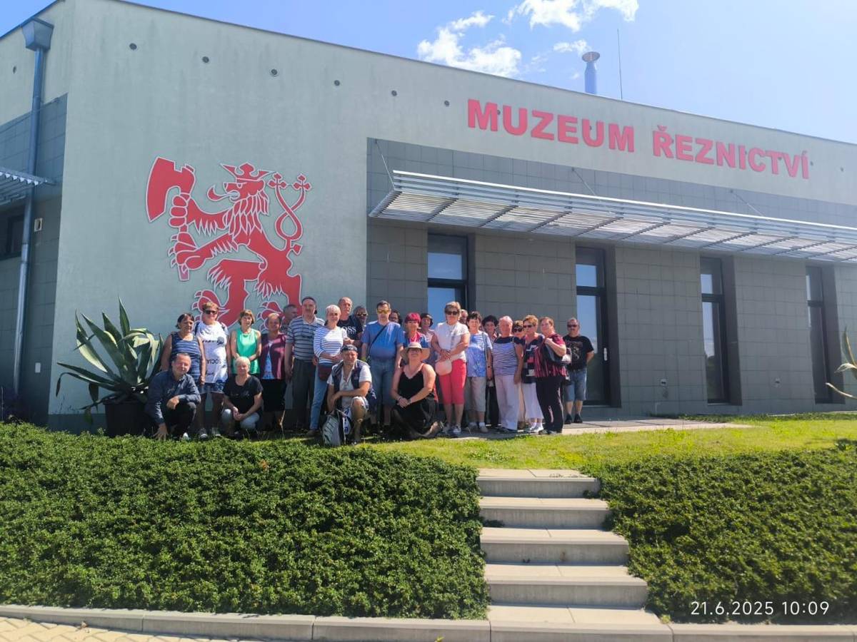 V 8.30 jsme vyrazili na výlet s občany směr Valašské Meziříčí- muzeum uzenářství firmy Krasno a po shlédnutí úžasného filmu o historii zabijačky na Valašsku a ochutnávce, jsme se přesunuli do Nového Jičína do muzea klobouků. Po prohlídce byl volný program na náměstí, kde probíhaly slavnosti piva.