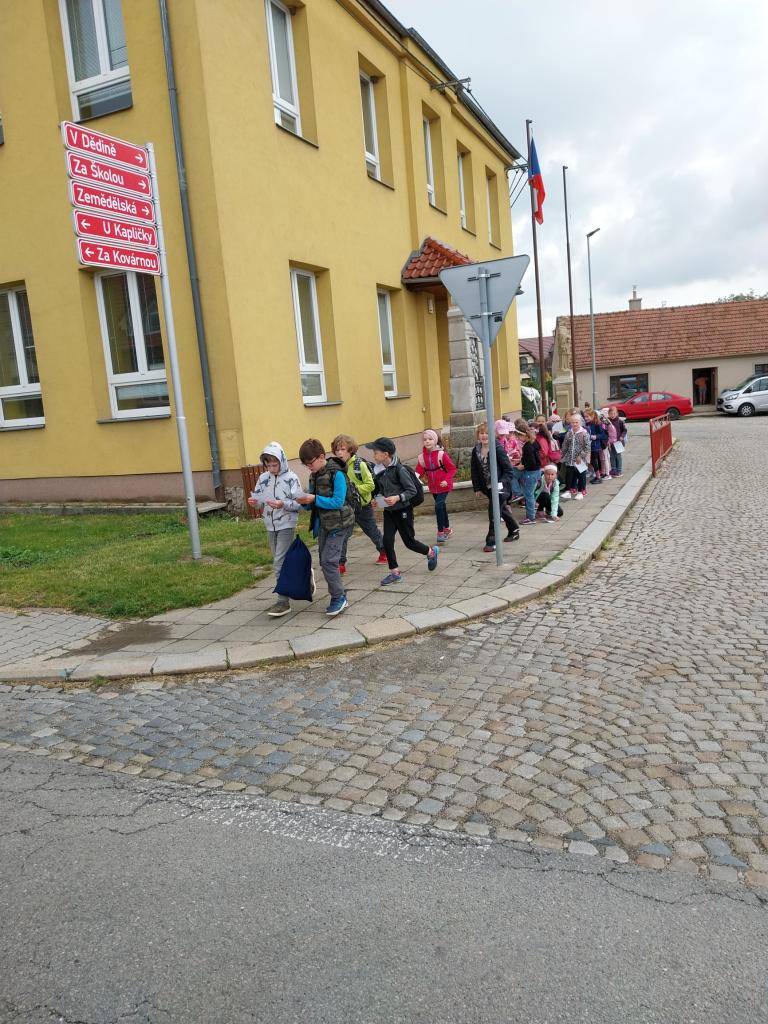 Když nám bylo oznámeno, že jeden den ve škole dojde k odstávce elektrické energie, hned jsme začali hledat a vymýšlet náhradní program. Vítězným rozhodnutím bylo uspořádání DNE PRO PŘÍRODU. Každá třída toto téma pojala po svém.