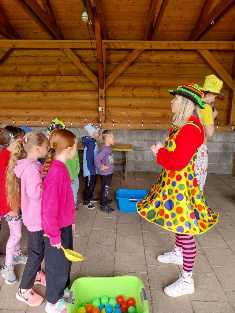 Tentokrát jsme se za zábavou vydali pěknou procházkou do Rudky. A vůbec nám to nevadilo. Koncertní DUO ELA a TOM si pro nás připravilo pásmo známých písniček, tanečků, her i soutěží. Pořádně jsme se vyřádili a užili si to.