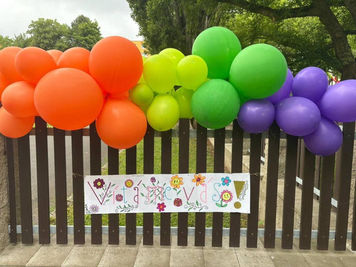 V sobotu 7. června jsme si na ZŠ Na Podlesí připomněli krásné jubileum – 50 let od založení školy. A oslava to byla se vším všudy! Přestože nám počasí ze začátku moc nepřálo, nakonec se umoudřilo a odměnilo nás slunečným a pohodovým dnem.