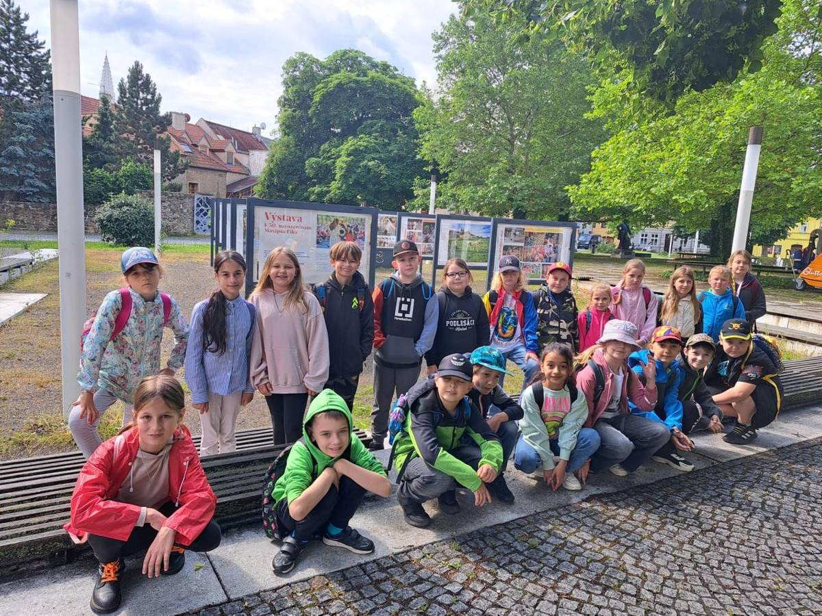 V rámci výtvarné výchovy se žáci 3.B vydali na inspirativní exkurzi na kadaňské Studentské náměstí, kde si prohlédli aktuální výstavu v Galerii pod širým nebem. Tentokrát je věnována oblíbenému pohádkovému hrdinovi – Maxipsu Fíkovi, který slaví narozeniny!