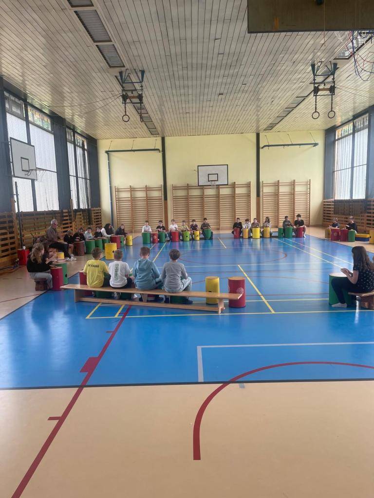 Ve středu 11. června jsme na naší škole opět přivítali Zdeňka Rollera a jeho energickou bubenickou dílnu. A byla to opravdu jízda!