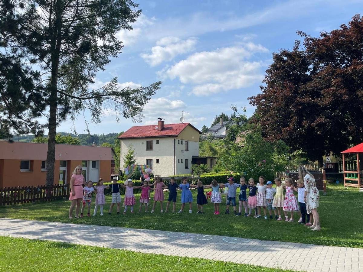V úterý 17.6.2025 jsme se naposledy rozloučili s našimi předškoláky. Společně jsme si připili na slunečné léto a jejich budoucí úspěchy ve škole.