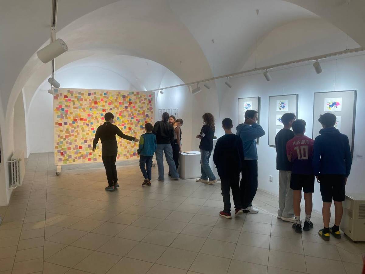 Žáci 7.A navštívili v červnu výstavu V prostoru v Galerii Josefa Lieslera v Kadani. Pět autorů zde spojilo své síly s jediným cílem – vtáhnout diváka do prostoru a vyvolat v něm hlubší prožitek. A přesně to se podařilo!