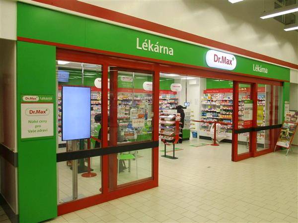 Lékárna Dr. Max v obchodním centru Kaufland (Pražská 2276, Pelhřimov) bude z důvodu rekonstrukce uzavřena od 28. června do 21. července 2025. Provoz bude obnoven v úterý 22. července 2025. Po dobu uzavření mohou pacienti ve všední dny využít lékárenské služby přímo v areálu Nemocnice Pelhřimov, která se nachází v přízemí hlavní lůžkové budovy Pavilonu akutní medicíny. Výdej léků zde zůstává zajištěn beze změny.