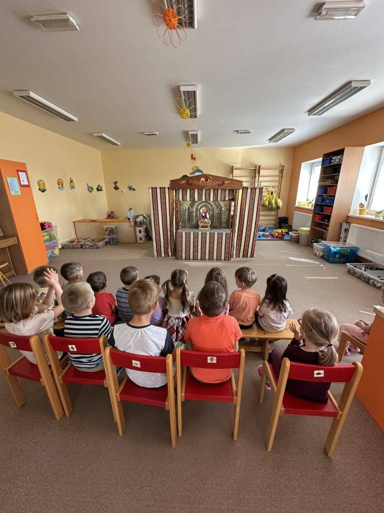 V letošním školním roce nás už podruhé navštívilo divadlo s Marionetami- velkými dřevěnými loutkami. Pohádka Princezna a Čaroděj byla opět poučná a velmi se dětem líbila.