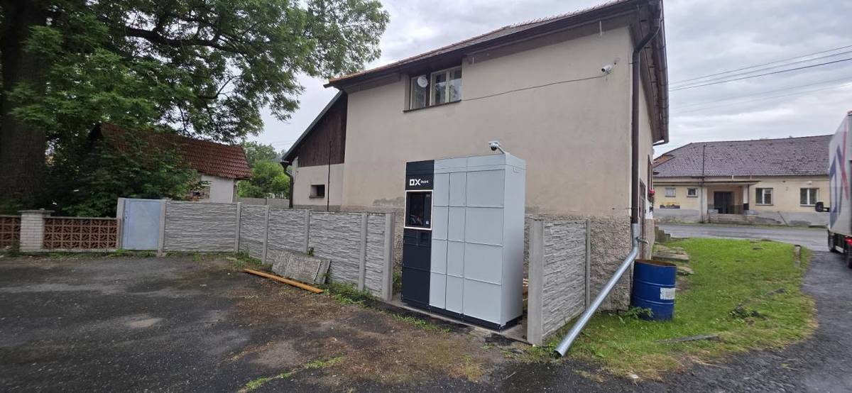 V Zbýšově byl nainstalován nový výdejní box OX Point, který umožňuje vyzvednutí a odeslání zásilek 24/7. Box podporuje doručení přes DPD, One by Allegro a Balíkovnu, a brzy ho naleznete mezi možnostmi online nákupů.