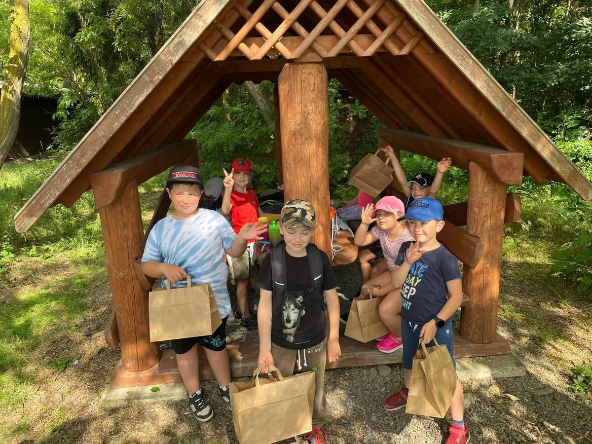 Žáci 1. a 2. se vydali do přírody, aby si nasbírali devatero bylin a udělali si léčivý olej.