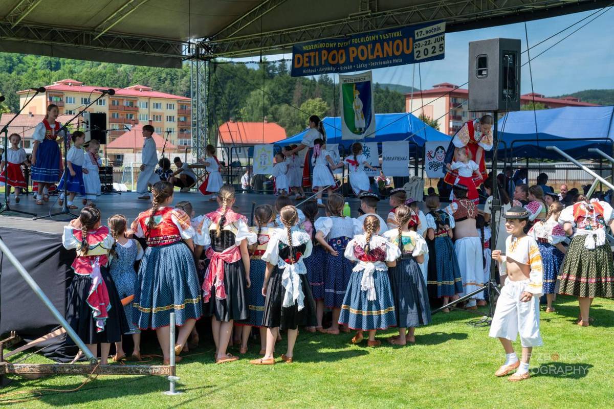 Mesto Hriňová prežilo uplynulý víkend nezabudnuteľné dni v znamení tradícií, hudby a tanca. V dňoch 20. až 22. júna 2025 sa konal už 17. ročník Medzinárodného detského folklórneho festivalu „Deti pod Poľanou“, ktorý opäť potvrdil, že folklór je v našom regióne živý a teší sa záujmu mladých talentov.
