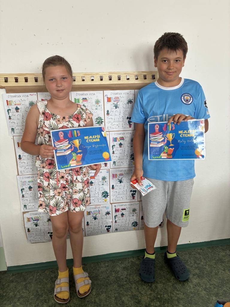 Nejpilnějšími čtenáři letošního školního roku jsou Terezka Bojkowska a Maty Hofman.  Gratulujeme, užijte si sladkou odměnu.