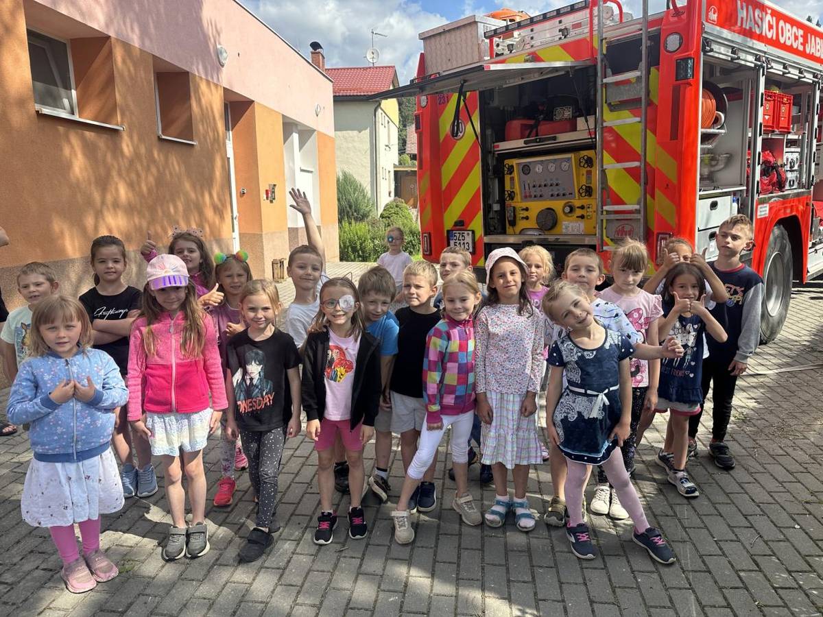 V pátek 20.6. proběhl v naší školce cvičný požární poplach. S dětmi jsme si vyzkoušeli co nejrychlejší únik z budovy. Dále nás čekalo dopoledne s místními hasiči. Děti si prohlédly hasičské auto a jejich pomůcky k zachraňování. Dětem se dopoledne s hasiči velmi líbilo, moc jim děkujeme!