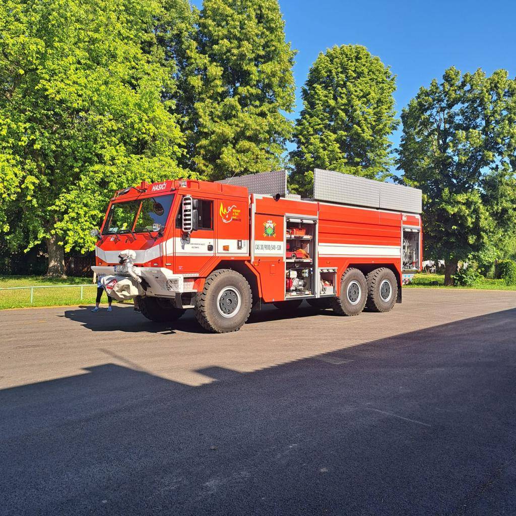 Děti 5.třídy navštívili hasiče v Hostomicích a ti si pro žáky připravili krásné dopoledne zakončené grilovaným buřtíkem.