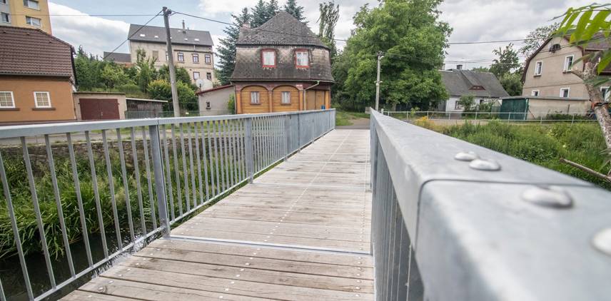 Od pátku 27. června je lávka přes řeku Mandavu spojující ulice Horní Nábřeží a Nymburská opět přístupná veřejnosti.