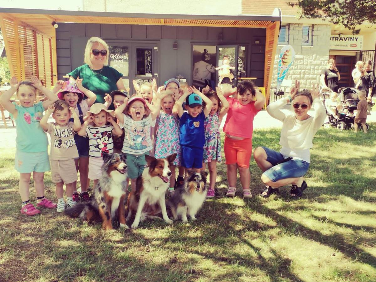 Na záver školského roka sme sa s našimi škôlkarmi vybrali na chutnú zmrzlinu, kde bol pre deti pripravený skvelý animačný program so psíkmi.