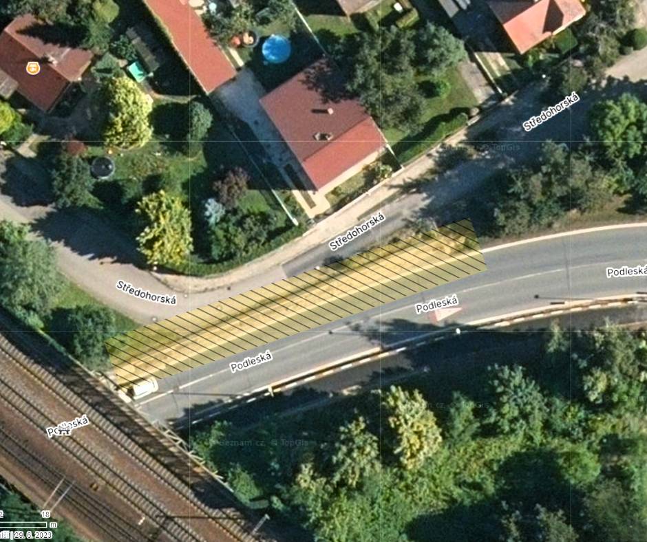 ℹ️ Dne 17. června 2025 oznámil Magistrát hlavního města Prahy, odbor pozemních komunikací a drah, oddělení stavebního úřadu, zahájení společného územního a stavebního řízení na stavbu s názvem „Opěrná stěna Podleská, P-22 č. akce 1075 (mezi Podleskou a Středohorskou ulicí)“.  Projekt řeší opravu stávající opěrné zdi. Šířkové uspořádání komunikace Podleská se nemění, vozovka ulice Středohorské bude rozšířena.  Akce bude rozdělena na tři etapy.  1. etapa: Úplná uzavírka ulice Středohorské. Objízdná trasa pro místní dopravní obsluhu bude vedena ulicemi Na vrchách, Na Vysočině a bezejmennou komunikací spojující ulice Na Vysočině a Středohorskou. Vzhledem k úzkému profilu této trasy bude provoz řízen kyvadlově pomocí světelné signalizace (SSZ), případně budou zřízeny výhybny.  2. etapa: Pokračování úplné uzavírky Středohorské. Na ulici Podleské dojde k mírnému zúžení vozovky v úseku podél opěrné zdi. Provoz zde zůstane obousměrný ve dvou jízdních pruzích. Objízdná trasa zůstává stejná jako v předchozí etapě.  3. etapa: Zprovoznění ulice Středohorské. Na ulici Podleská bude provoz zúžen na jeden jízdní pruh v místě stavebních prací. Doprava bude řízena provizorní světelnou signalizací v kyvadlovém režimu.   Konkrétní termíny jednotlivých etap zatím nebyly stanoveny. Veřejnost bude o zahájení stavby a dopravních omezeních včas informována.