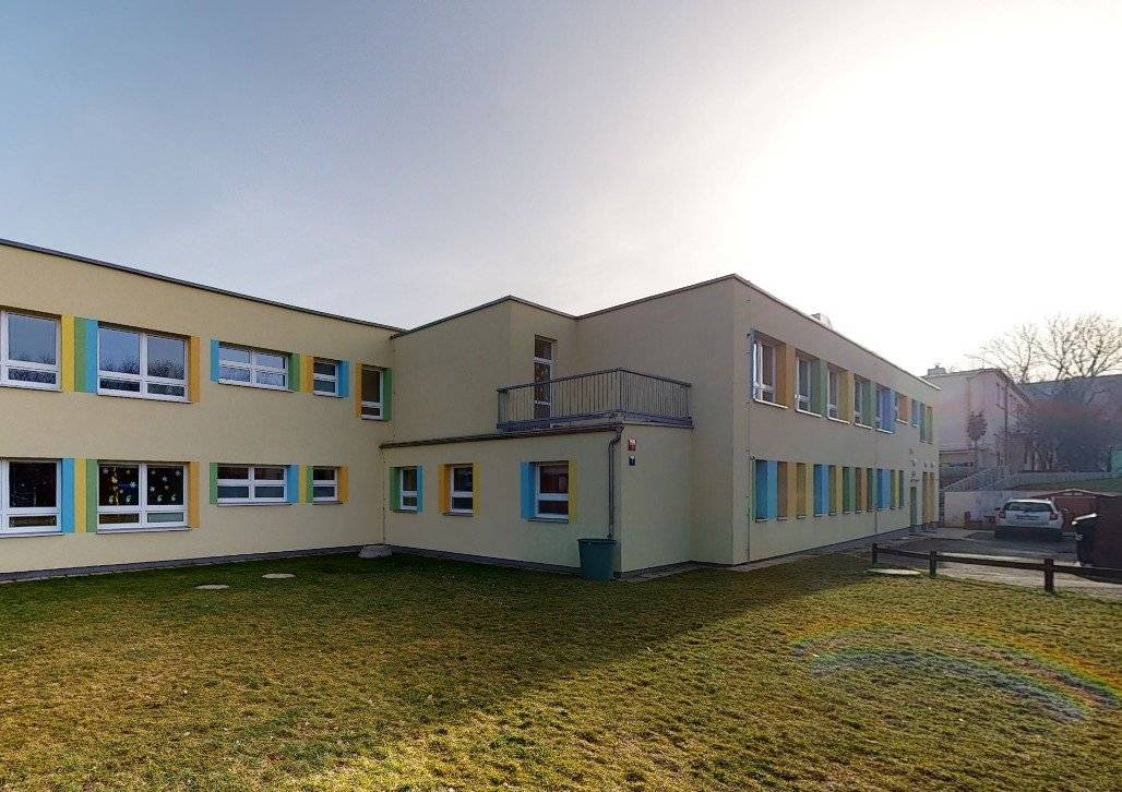 Dovolujeme si upozornit občany Košíř, že pro letošní volby do Poslanecké sněmovny PČR se mění dosavadní umístění volebních místností v okrscích č. 5053, 5054 a 5055 (dosud Základní škola, V Cibulkách 1265/26). Nově budou voliči z těchto okrsků volit ve školní budově na adrese Beníškové 1258/1, Praha 5, 150 00 (odloučené pracoviště ZŠ Nepomucká). Děkujeme za pochopení.