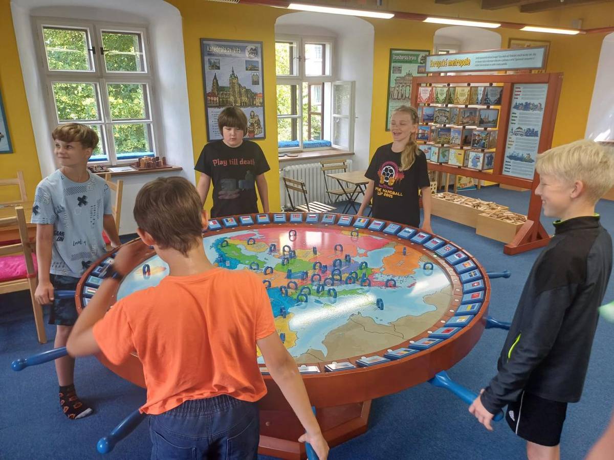 Poslední školní dny si děti zpříjemnily návštěvou centra deskových her Vrtule ve Valašském Meziřičí. Zbývající čas strávily na venkovním hřišti u řeky Bečvy. Na cestu tam i zpět se vydaly vlakem.