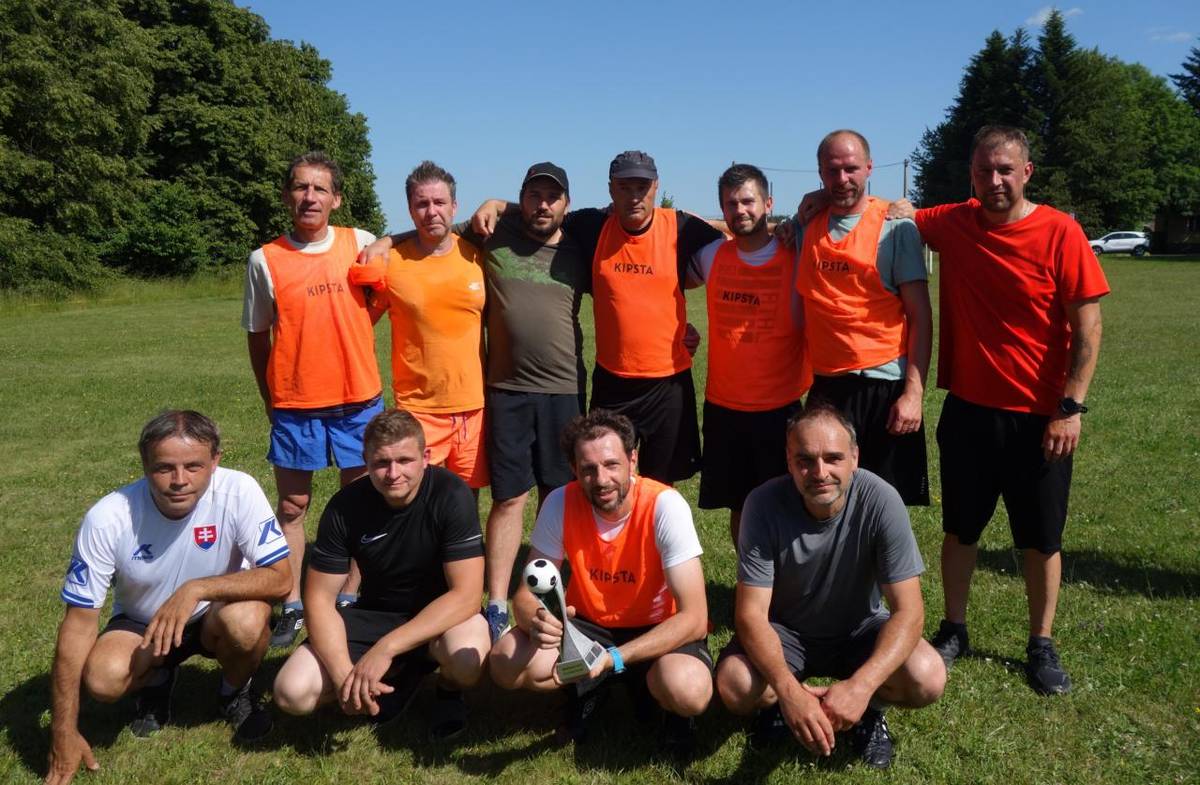 fotbal vyhráli ženatí nad svobodnými a pivní štafetu taktéž