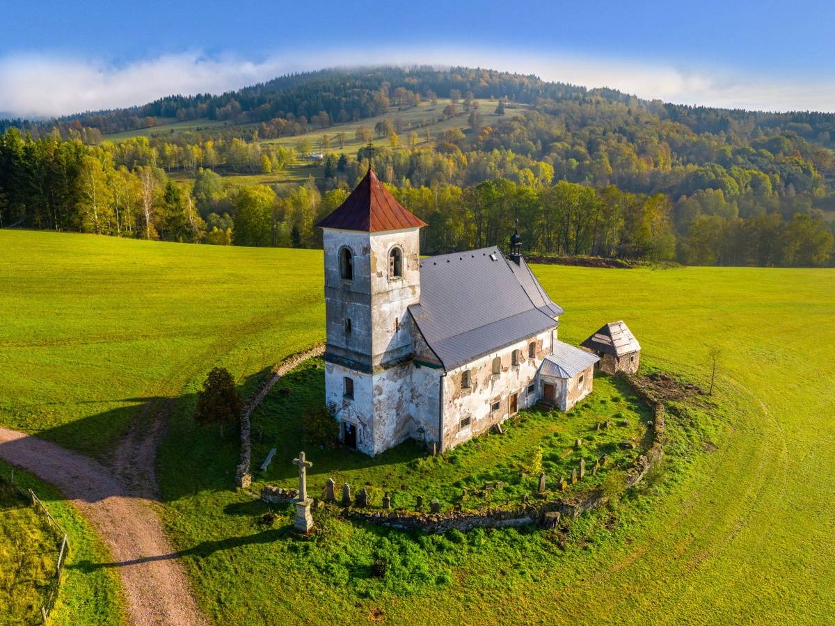 Pozvánka na výstavu Mezi horama, která se koná od 1.-6.července 2025 v kostele na Vrchní Orlici. Více informací v příloze.