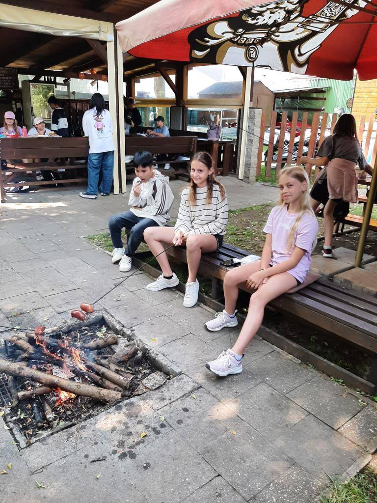 Pátá třída je za námi a s ní i jedno významné období. Žáci 5.B se rozloučili nejen s prvním stupněm, ale také se svou třídní učitelkou, která je provázela od třetí do páté třídy.