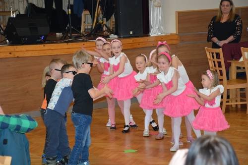 Obec pořádala oslavu MDŽ v kultruním domě.