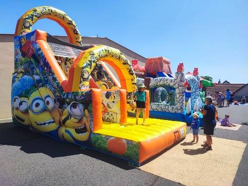 Obec pořádala za kultruním domem dětský den.