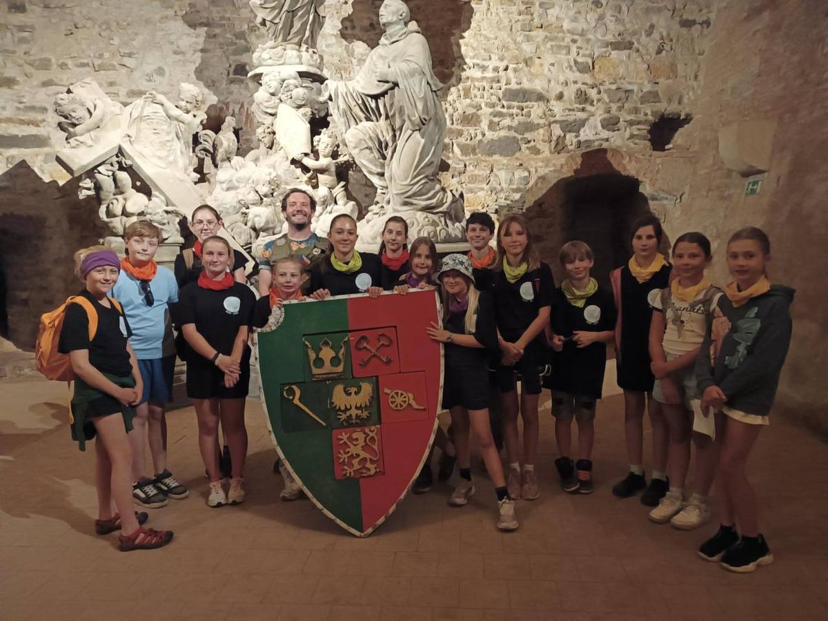 Žáci 4. a 5.ročníku se zúčastnili Mise Vyšehrad,kde si užili dobrodružství a naučili se mnoho nového.Během vycházky děti navštívily Purkrabství,baziliku sv. Petra a Pavla, vyšehradský hřbitov a Slavín a nakonec prošly kasematy až do sálu Gorlice, kde jsou originály soch z Karlova mostu.