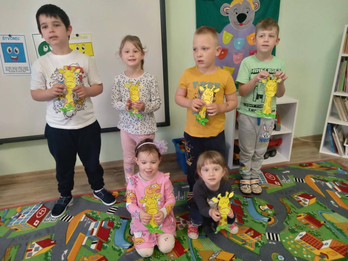 Naše deťúrence sa tento týždeň dozvedeli niečo o exotickým zvieratám. A aké sú to tie exotické zvieratá? Sú to zvieratá, ktoré nepochádzajú z našej krajiny a žijú ďaleko, ďaleko za morom v tropických, teda veľmi teplých krajinách.