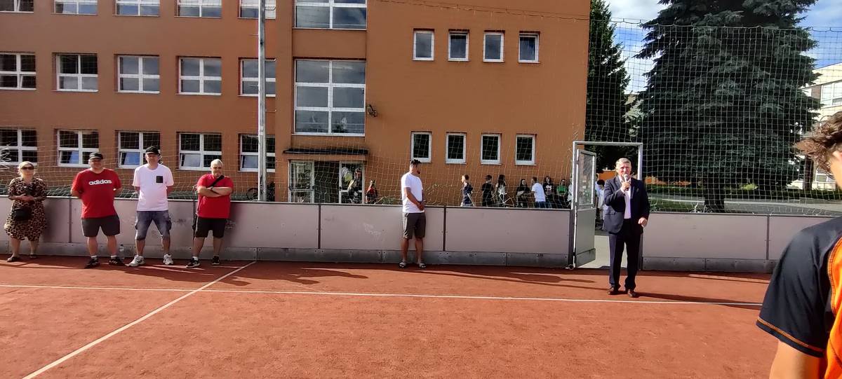 Dnes sme sa v priestoroch ZŠ na Ul. Mieru zúčastnili otvorenia 4. ročníka futbalového turnaja venovaného pamiatke pedagóga Ivana Kostelného. V turnaji si zmerajú sily mladší aj starší žiaci základných a stredných škôl. 🟡 Súťažia tímy: • ZŠ Ul. Mieru • ZŠ Ul. Láni • ZŠ Veľké Rovné • ZŠ Štiavnik • Gymnázium Bytča Turnaj nesie meno obľúbeného učiteľa, ktorý dlhé roky pôsobil na ZŠ Ul. Mieru a medzi žiakmi aj kolegami bol známy svojím láskavým prístupom k deťom a záujmom o šport. Memoriál vznikol z iniciatívy školy ako pocta jeho práci a osobnosti. Držíme palce všetkým tímom !