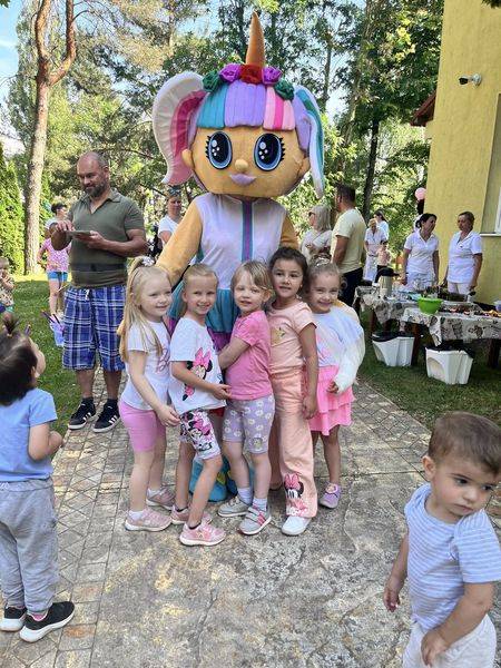 Nádherné popoludnie so Zábavkovo....klobáska, smiech, hudba, popcorn, tanec...to všetko mohli deti zažiť detičky spolu so svojimi rodičmi. Odovzdali sme aj krásnu sumu, ktorú sme spolu s rodičmi vyzbierali pre rodinku Lukáčových.