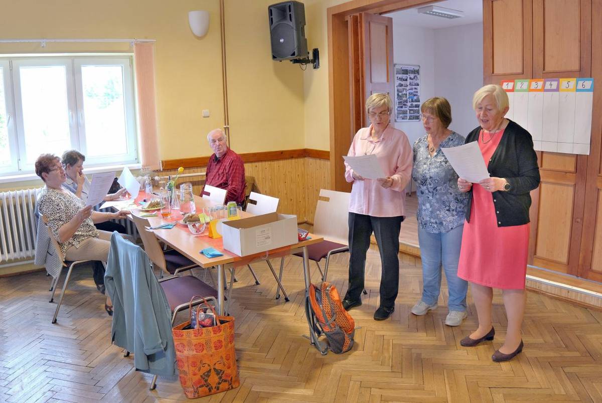 Na květnovém setkání seniorů jsme oslavili Den matek malým hudebním kvízem, který si připravily seniorky z tanečního souboru Vřes. Připomněli jsme si hudební trio Golden Kids, ověřili si své znalosti a zazpívali jejich nejznámější písničky.   Těšíme se na další odpoledne.