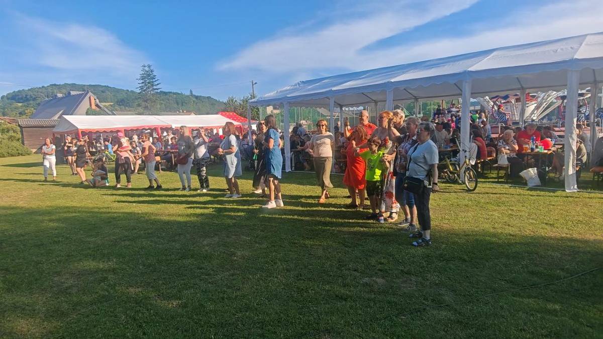 Den obce Branka u Opavy proběhl v sobotu 21. 6. 2025 v areálu Výletiště. Kolotoče zdarma a pestrý kulturní program, v rámci kterého vystoupily například legendární Kamélie, večer taneční zábava… Prostě bylo fajn.