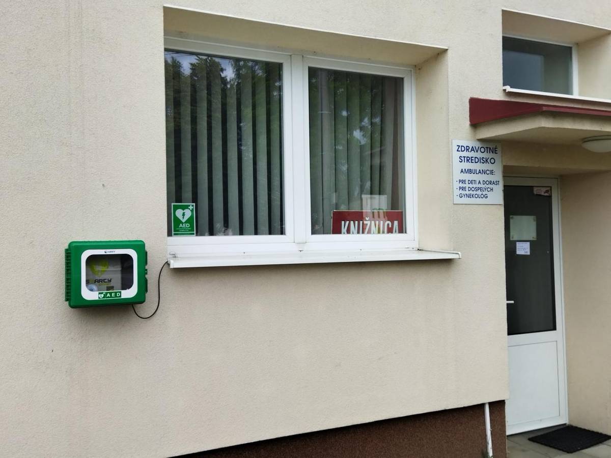 Obec Zvolenská Slatina sa rozhodla z vlastných zdrojov zakúpiť a namontovať život zachraňujúci prístroj automatický externý defibrilátor (AED) na verejne dostupnom mieste v našej obci - na vonkajšej stene budovy obecného úradu pri vstupe k lekárom.