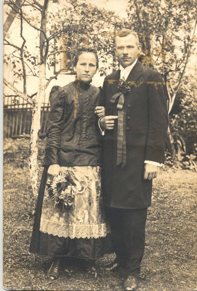 Na sklonku září odstartuje v Muzeu Hlučínska dosud nevídaná aktivita. Zájemci z řad veřejnosti budou moci absolvovat historicky první kurz hlučínského nářečí. Podrobnosti projektu PoNašemu přibližu-je v rozhovoru autor a lektor kurzu Erik Gliwitzký a ředitel Muzea Hlučínska Metoděj Chrástecký.   👉 Celý rozhovor naleznete zde: https://bit.ly/4ne3spH   Naučíme vás prajzsky! Kdy? Úterky od 17 hodin – 23. 9. |  7. 10. | 21. 10. | 4. 11. | 18. 11. Kde? Zámecký klub Hlučín (Zámecká 4, 748 01 Hlučín) Pro koho? Pro úplné začátečníky i pro ty, kdo si chtějí nářečí jen osvěžit. Kurzovné: 1000 korun, které se platí při zápisu a zahrnuje i učební materiály. Přihlášky: od června na webu www. ponasemu.cz nebo osobně v Infocentru Hlučín Uzávěrka přihlášek: 15. září 2025   Navštivte také web www.ponasemu.cz, tam se dozvíte všechny důležité informace k projektu, najdete zde videokurz, poslechnete si náš podcast, stáhnete si pracovní listy a také můžete přispět do živého slovníku hlučínského nářečí! Máte dotaz? Na-pište nám na ponasemu.muzeumhlu-cinska@gmail.com.