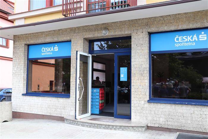 Nově bude pobočka fungovat na adrese Masarykovo náměstí 186 (v bývalé prodejně potravin, pod autobusovými zastávkami).  Z důvodu rekonstrukce je pobočka České spořitelny od 23. června 2025 v náhradním provozu.