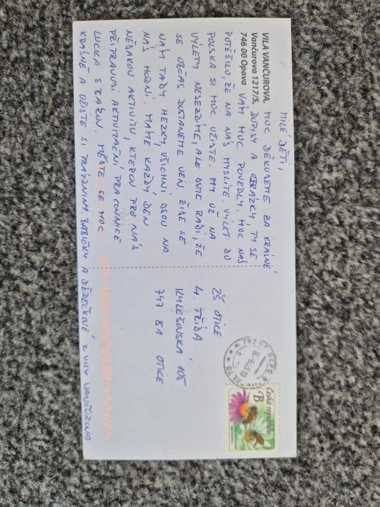 Čtvrťáci měli obrovskou radost, když dostali odpověď na dopis, který poslali babičkám do domu pro seniory v rámci projektu Psaní od srdce.