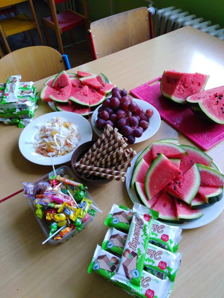 V ČERVNU JSME DODATEČNĚ OSLAVILI DEN DĚTÍ A ZÁROVEŇ SE ROZLOUČILI SE ŠKOLNÍM ROKEM 2024-2025.VŠE PROBĚHLO FORMOU HER, SOUTĚŽÍ A MLSÁNÍ.