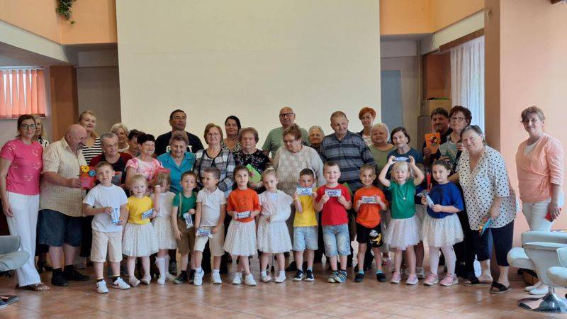 Láska kvitne v každom veku je projekt, ktorý pripomína, že láska, blízkosť a vzájomné porozumenie nie sú viazané na vek. Prostredníctvom vystúpenia detí z triedy Včielka chceme ukázať, že city a túžba po blízkosti tých najzraniteľnejších nás sprevádzajú celý život.