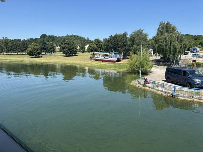Slnečnú nedeľu sme spolu s rodičmi zamierili na Zemplínsku Śíravu , kde sme oslávili Deň otcov zábavnými hrami, hádankami, súťažami. Na vode nás čakala loď Labe, ktorou sme brázdili po hladine Šíravy. Na plube nás privítal kapitán a my sme obdivovali všetko okolo nás.