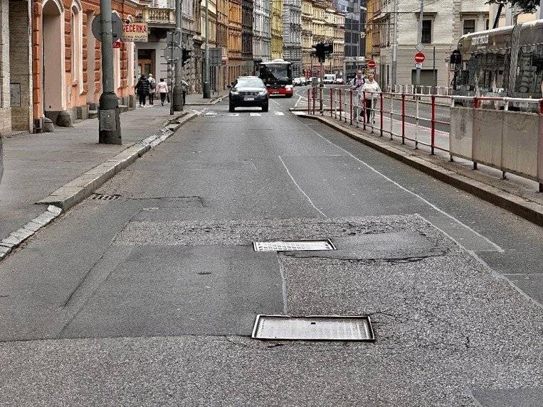 Rozsáhlá rekonstrukce části Plzeňské ulice v režii hlavního města startuje 26. června. Důvodem je modernizace komunikace a infrastruktury, zejména plynovodního potrubí. Práce se neobejdou bez dílčích omezení pro řidiče i veřejnou dopravu. Technická správa komunikací předpokládá, že akce skončí nejpozději 29. srpna. Radnice Prahy 5 od začátku nesouhlasí s načasováním prací. A to zejména kvůli omezením, jež aktuálně přináší uzavírka Peroutkovy a opravy v Holečkově. Obě patří k důležitým dopravním tahům. Městská část opakovaně upozorňuje, že město silniční tepny uzavírá zcela nekoordinovaně. Podrobnější informace o této akci včetně harmonogramu souvisejících dopravních omezení najdete na stránkách MČ Praha 5.