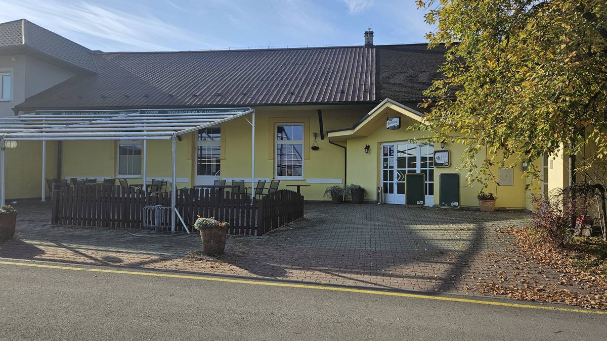 Vážení občané, s radostí oznamujeme, že již tento pátek 27.6.2025 od 13:00 hodin znovu otevírá své brány Restaurace Bowling Rakovec! Pro všechny děti, které se přijdou pochlubit svým vysvědčením, máme připravený nanuk nebo porci hranolků zdarma 🍦🍟 – zasloužená odměna za celoroční snažení! Přijďte si užít příjemné odpoledne, dát si něco dobrého k pití i lehké občerstvení a nasát novou atmosféru oblíbeného místa. Na vaši návštěvu se těší noví nájemci!