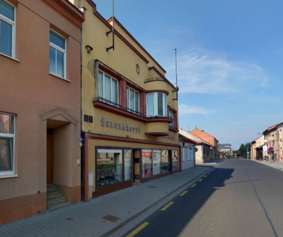 Množí se stížnosti na nevhodné stání vozidel, v úseku ulice Lanškrounská před železářstvím, způsobující zbytečné komplikace v dopravě. Pro zaparkování použijte prosím nedaleké parkoviště u Kubíka, které je za rohem a nabízí dostatek místa. Věříme, že toto upozornění povede ke zlepšení stávající situace. Tuto oblast budeme pravidelně kontrolovat prostřednictvím kamerových záznamů. Řidiče, kteří nebudou do budoucna respektovat dopravní značení v místě, bohužel budeme nuceni pokutovat v zájmu zajištění bezpečnosti a plynulosti provozu.  Děkujeme všem za pochopení a spolupráci. Vaše ohleduplnost pomůže udržet Moravskou Třebovou průjezdnou a bezpečnou pro nás všechny.