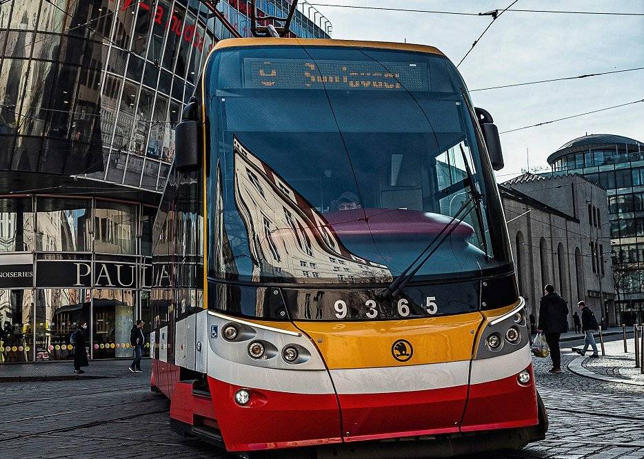 🚊Rozsáhlá rekonstrukce Plzeňské ulice, která pod taktovkou hlavního města začala právě dnes, ovlivní od soboty také tramvajový provoz MHD.  O nastávajícím víkendu 28.–29. června nepojedou tramvaje mezi Andělem a Sídlištěm Řepy. Od 30. června se spoje do Řep znovu vrátí, ale návazně bude až do skončení opravy tratě 11. července obousměrně přerušen provoz tramvají v zastávkách Anděl v Plzeňské ulici a v úseku Na Knížecí – Radlická. Podrobnější informace včetně časového harmonogramu dopravních opatření najdete na stránkách MČ Praha 5.