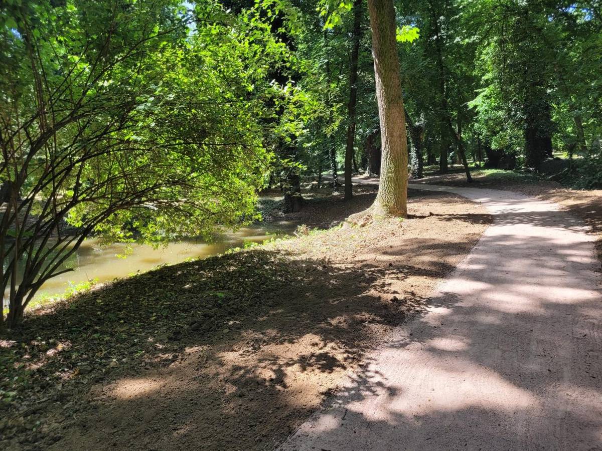 V parku nám pribudol nový chodník v parku pri jazierkach, v celkovej dĺžke 137 metrov.  Chodník je trasovaný podľa mapy z roku 1891 a dúfame, že prispeje k pohodlnému a komfortnému prechodu parkom popri jazierkach.