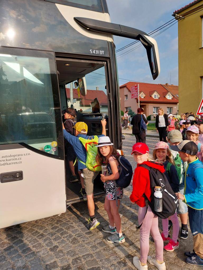 Přiblížil se konec školního roku a s ním nastal čas našeho prvního školního výletu. Opravdu moc jsme se všichni těšili.