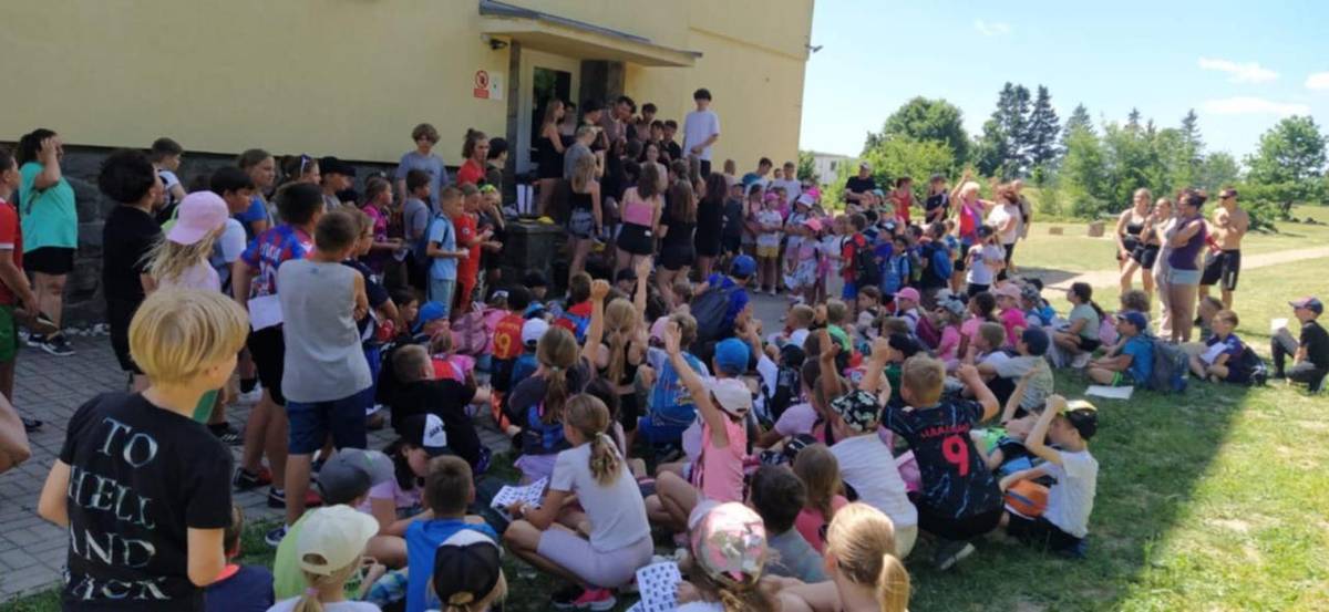 Ve středu 25. června proběhl na školním hřišti sportovní den pro žáky 1. až 4. ročníku. Slunečné počasí sice přineslo pořádné horko, ale nikomu neubralo na nadšení a sportovním duchu.