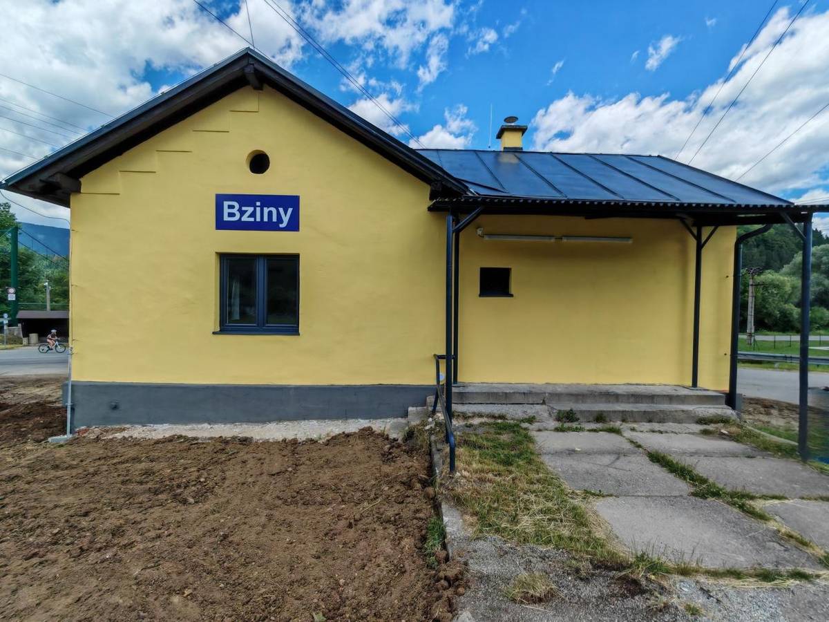 Dnes bola na železničnej zastávke v Bzinách rušná pracovná atmosféra. Členovia výboru ZO JDS Bziny sa pustili do brigády, aby pomohli s terénnymi úpravami a upratovaním vnútorných priestorov zrekonštruovanej budovy.