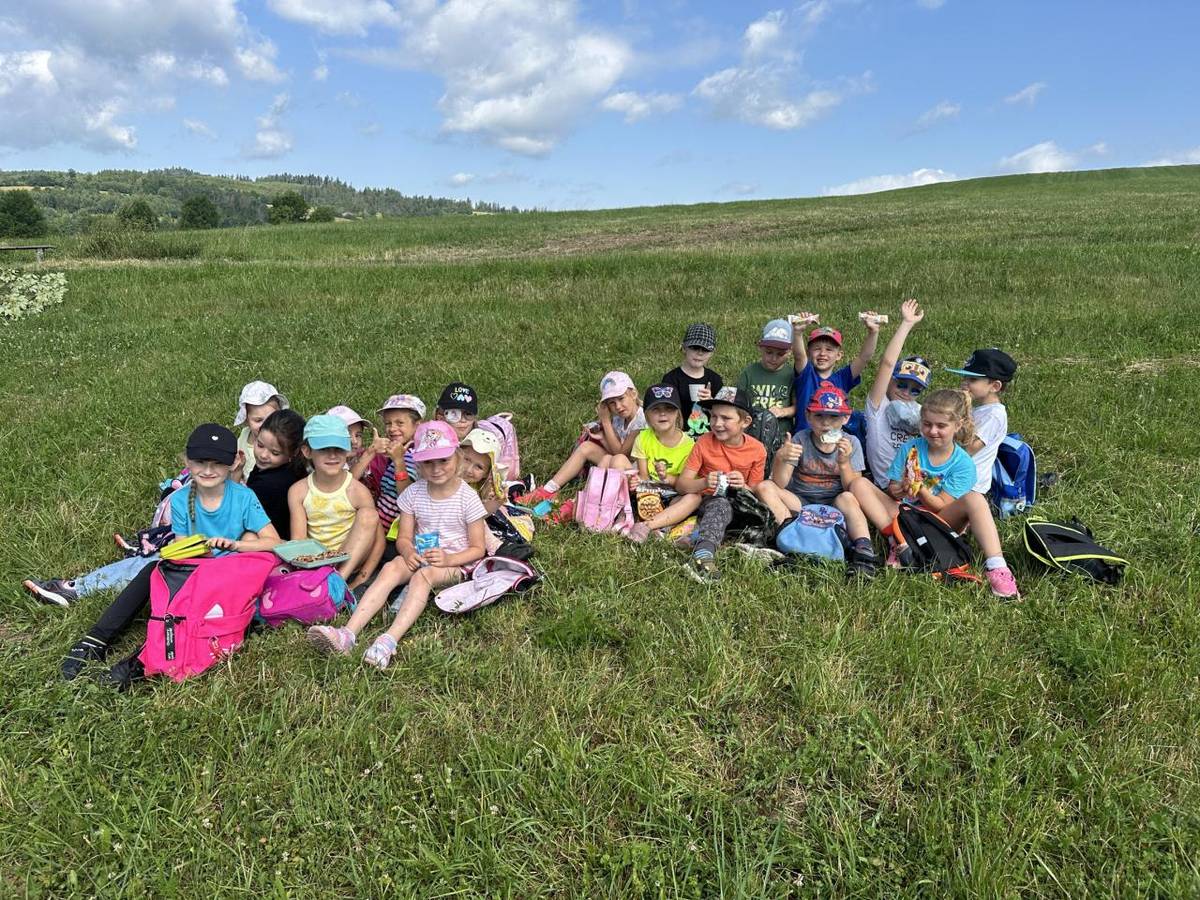 V červnu jsme se s dětmi snažili užít si každičký den ve školce. Vyrazili jsme na zmrzlinu, také na větší procházku na "Jablůnecké paseky", kde jsme si udělali piknik. Užívali jsme si teplých dnů na naší zahradě a pískovišti.